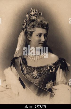 1895 ca , London , England :  The german Empress AUGUSTA VICTORIA ( London 1840 - Cronberg 1901 ) , daughter of Queen VICTORIA of England  ( 1819 - 1901 ) and prince Albert Saxe-Coburg-Gotha . Married in 1858 to german kronprinz FREDERIK of Prussia ( future FREDERIK III in 1888 ) . Mother of future Kaiser of Germany Wilhelm II ( 1859 - 1941 ) HOHENZOLLERN - House of  WINDSOR  - ENGLAND - GREAT BRITAIN  - royalty - nobili - nobilta'  - portrait - ritratto  - regina - imperatrice - kaizerin - VITTORIA  - Sassonia Coburgo Gotha  - corona - crown - neckopening - necline - decollete' - collana - co Stock Photo