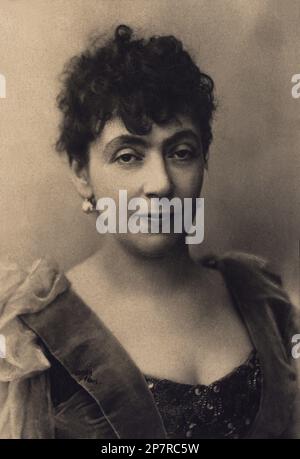 1890 ca : The french woman painter and illustrator MADELEINE LEMAIRE , howner of a celebrated Salon litteraire in Paris and friend of writer Marcel Proust and the music composer Reynaldo Hahn .  Photo by NADAR , Paris , France  - pitonessa - ART - ARTE - PITTURA - painting - PITTORE - PITTRICE - artist - artista - portrait - ritratto  - BELLE EPOQUE - velvet - velluto - neckline - neckopening - scollatura - orecchino - orecchini - earrings - eardrops - chignon  ----  Archivio GBB Stock Photo