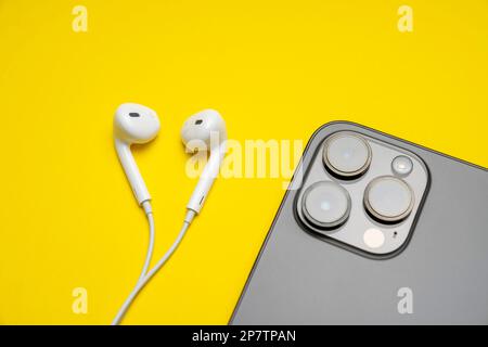 Apple iPhone 14 Pro Max, Space Black, smartphone back view. Next to it are  the new Apple Earpods, Airpods headphones for listening to music Stock  Photo - Alamy