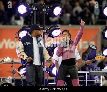 Photo: Jay-Z and Alicia Keys perform before the New York Yankees play the  Philadelphia Phillies in game 2 of the World Series at Yankee Stadium in  New York - NYP20091029105 