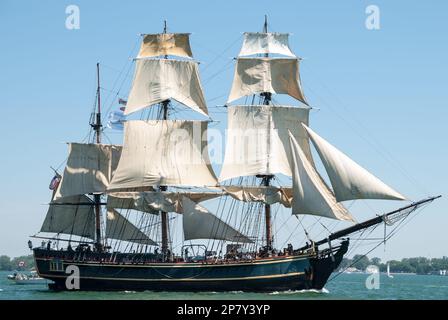 The 1960 replica of the HMS Bounty under sail at the 2010 Toronto Harbourfront Tall Ship festival.The ship sank in October 2012 during Hurricane Sandy Stock Photo