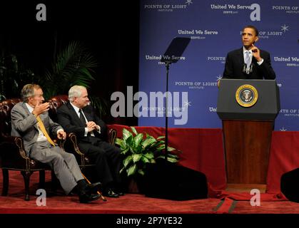 President Bush talks to students in the courtyard of Delisle