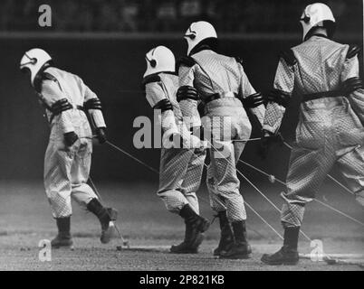 Astros celebrate 50 years with space suits 