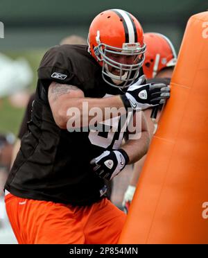 Cleveland Browns offensive lineman Hank Fraley at the Cleveland Browns NFL  football training camp Sunday, Aug. 2, 2009, in Berea, Ohio. (AP Photo/Tony  Dejak Stock Photo - Alamy