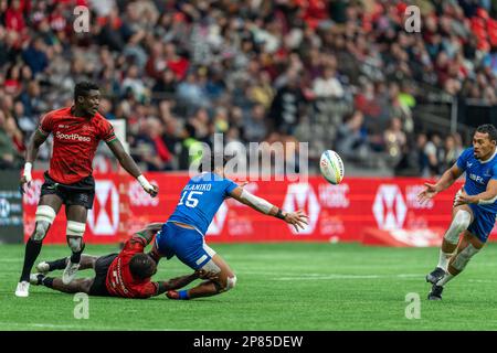 Vancouver, Canada. 5th March, 2023. Faafoi Falaniko of Samoa (R2) passes the ball before tackled by Kenya players during Day 3 - 2023 HSBC World Rugby Stock Photo