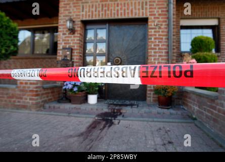 Ein Polizeiabsperrband ist am Mittwoch, 19. August 2009, vor einem Hauseingang in Schwalmtal, Nordrhein-Westfalen zu sehen. Bei einer Familientragoedie waren drei Menschen getoetet und ein weiterer lebensgefaehrlich verletzt worden. Nach ersten Ermittlungen hatte ein Rentner bei einem Gutachter-Termin im Zusammenhang mit der Zwangsversteigerung der Wohnung seiner Tochter wild um sich geschossen. (AP Photo/Frank Augstein) -- A police tape is seen at the house entrance in Schwalmtal, western Germany, Wednesday Aug. 19, 2009. Police say a man opened fire after a dispute with his ex-wife and kille