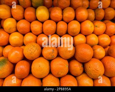 https://l450v.alamy.com/450v/2p8895a/fresh-oranges-on-fruit-market-close-up-boxes-full-of-ripe-oranges-for-sale-on-farmers-market-organic-fruit-display-in-shop-juicy-oranges-2p8895a.jpg