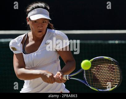 Noppawan Lertcheewakarn of Thailand plays a return to Kristina