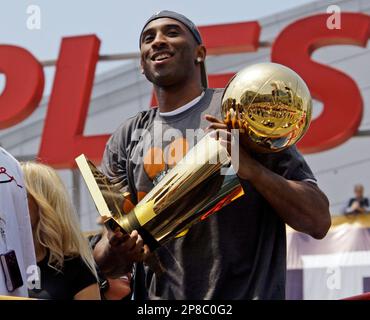 Los Angeles Lakers' Kobe Bryant holds the Larry O'Brien trophy as the Lakers'  NBA basketball world championship parade gets underway in Los Angeles,  Wednesday, June 17, 2009 (AP Photo/Reed Saxon Stock Photo 