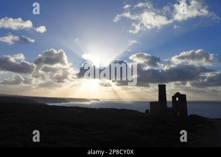 Silhouette of the tin mines at Wheal Coates, near St. Agnes on the north Cornish Coast, UK - John Gollop Stock Photo