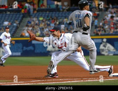 Atlanta Braves first baseman Casey Kotchman, center, extends for