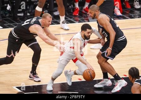 Toronto Raptors guard Fred VanVleet (C) drives between Los Angeles Clippers forward Mason Plemlee (L) an dLos Angeles Clippers forward Nicolas Batum (R) during an NBA basketball game at Crypto.com Arena in Los Angeles Tuesday, March 8, 2023. Stock Photo