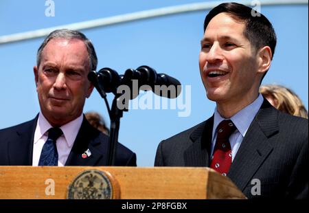 https://l450v.alamy.com/450v/2p8fgbx/dr-thomas-frieden-right-newly-named-director-of-the-centers-for-disease-control-speaks-during-a-press-conference-with-new-york-city-mayor-michael-bloomberg-in-the-queens-borough-of-new-york-on-friday-may-15-2009-about-the-latest-cases-of-swine-flu-that-prompted-the-closure-of-three-public-schools-frieden-currently-new-york-city-health-commissioner-along-with-bloomberg-spoke-in-the-parking-lot-of-a-queens-dinner-about-the-outbreak-and-the-citys-response-along-with-his-new-post-ap-photocraig-ruttle-2p8fgbx.jpg