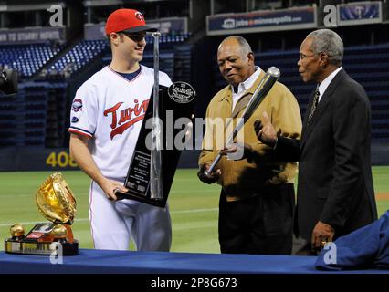 Minnesota Twins - Justin Morneau presents Joe Mauer with his 2010 Silver  Slugger Award.