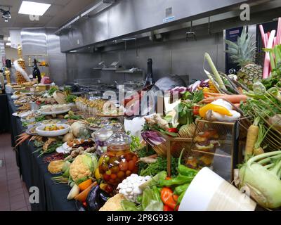 Los Angeles, USA. 08th Mar, 2023. View of a buffet by star chef Wolfgang Puck. For the 29th time, he is serving up food for the celebrity guests after the Oscar gala - this time, too, he has made provisions for the big appetite. Credit: Barbara Munker/dpa/Alamy Live News Stock Photo