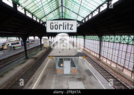 09 March 2023, Saxony, Görlitz: Nets hang from the glass roof of the platform hall at Görlitz station. The historic Görlitz platform hall is to be renovated by the end of 2025 at a cost of around 33.5 million euros. Photo: Sebastian Kahnert/dpa Stock Photo