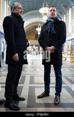 09 March 2023, Saxony, Görlitz: Octavian Ursu (CDU, l), Lord Mayor of Görlitz, and Michael Kretschmer (CDU), Minister President of Saxony, stand in the station concourse of Görlitz train station during a tour of the construction site. The historic Görlitz station concourse is to be renovated by the end of 2025 at a cost of around 33.5 million euros. Photo: Sebastian Kahnert/dpa Stock Photo