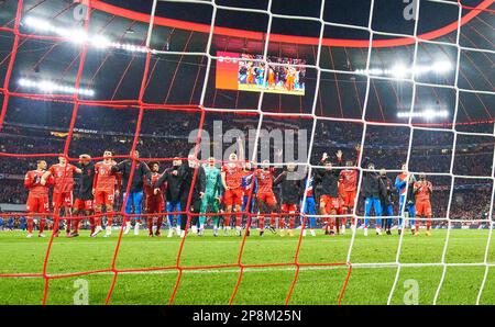 FCB celebrate with fans: Benjamin PAVARD, FCB 5 Leon GORETZKA, FCB 8 Dayot Upamecano , FCB 2 Joshua KIMMICH, FCB 6  Matthijs de Ligt, FCB 4 Thomas MUELLER, MÜLLER, FCB 25 Dayot Upamecano , FCB 2  Yann Sommer, FCB 27 goalkeeper  Sadio Mane (FCB 17) Sven ULREICH, FCB 26 goalkeeper,  Daley Blind, FCB 23 Alphonso DAVIES, FCB 19 Kingsley Coman, FCB 11  Matthijs de Ligt, FCB 4 , Allianz Arena  in the eighth finals match   FC BAYERN MUENCHEN -  PARIS SG 2-0 of football UEFA Champions League, match  in season 2022/2023 in Paris, Mar 08, 2023.  Achtelfinale, FCB, Munich, PSG © Peter Schatz / Alamy Live Stock Photo