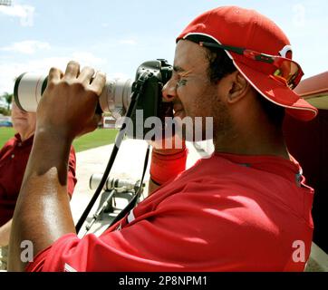 Cincinnati Reds' Chris Dickerson plays in the baseball game between the Pittsburgh  Pirates and the Cincinnati Reds in Pittsburgh, Friday, April 16, 2010. (AP  Photo/Keith Srakocic Stock Photo - Alamy