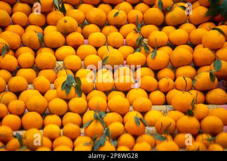 oranges kinnu citrus fruit piled up at a roadside stall showing how farmers traditionally sell this local fruit in India for eating and juice as a Stock Photo