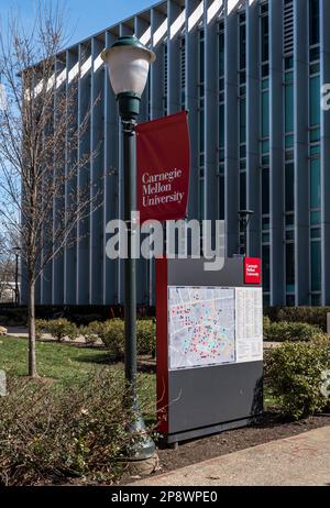 A Carnegie Mellon University banner above a map of the campus next to the Hunt Library in Pittsburgh, Pennsylvania, USA Stock Photo