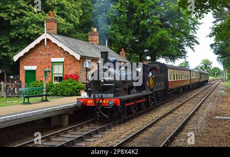 HOLT, NORFOLK, ENGLAND - JULY 14, 2022: North Norfolk railway Steam Train GER-Y14-0-6-0 564 pulling into Holt Station. Stock Photo