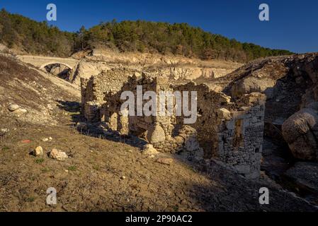 Molí del Cavaller area in La Baells reservoir totally dry without water due to the 2023 drought (Berguedà, Barcelona, Catalonia, Spain) Stock Photo