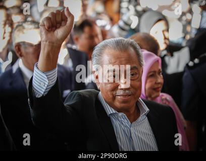 Kuala Lumpur, Malaysia. 10th Mar, 2023. Malaysia's former Prime Minister Muhyiddin Yassin (C) waves as he arrives at Kuala Lumpur courthouse. Muhyiddin Yassin has been charged with four counts of corruption and two charges of money laundering, making him the second former Prime Minister to be accused. Credit: SOPA Images Limited/Alamy Live News Stock Photo