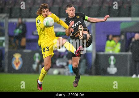 Brussel , Belgium . 09/03/2023, Jorge Pascual (43) of Villarreal pictured fighting for the ball with Jan Vertonghen (14) of Anderlecht during a soccer game between RSC Anderlecht and Villarreal CF in the 1/8 th finals in the Uefa Europa Conference League for the 2022-2023 season , on  Thursday 9 March 2023  in Brussel , Belgium . PHOTO SPORTPIX | David Catry Stock Photo