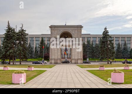 Chisinau, Moldova - June 26 2018: The Triumphal arch is a monument situated in Central Chişinău next to the Nativity Cathedral on Piața Marii Adunǎri Stock Photo