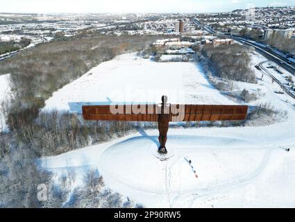 Antony Gormley's Angel of the North sculpture in the snow, at Gateshead, Tyne and Wear. Picture date: Friday March 10, 2023. Stock Photo