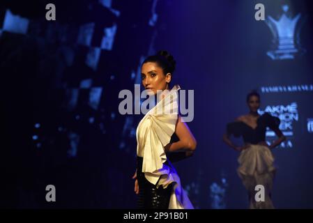 Mumbai, Maharashtra, India. 10th Mar, 2023. A fashion model poses during Lakme Fashion Week X FDCI in Mumbai, India, 10 March, 2023. (Credit Image: © Indranil Aditya/ZUMA Press Wire/Alamy Live News) EDITORIAL USAGE ONLY! Not for Commercial USAGE! Stock Photo