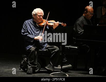Fort Lauderdale FL, USA. 09th Mar, 2023. Itzhak Perlman performs at The Broward Center For The Performing Arts on March 9, 2023 in Fort Lauderdale, Florida. Credit: Mpi04/Media Punch/Alamy Live News Stock Photo