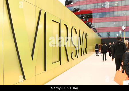 West Hollywood, California, USA. 09th Mar, 2023. Atmosphere at the Versace FW23 Show at Pacific Design Center on March 09, 2023 in West Hollywood, California. Credit: Jeffrey Mayer/Jtm Photos/Media Punch/Alamy Live News Stock Photo