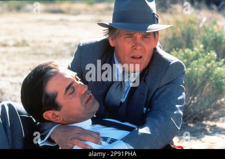 CHAZZ PALMINTERI and NICK NOLTE in MULHOLLAND FALLS 1996 director LEE TAMAHORI story Peter Dexter and Floyd Mutrux music Dave Grusin costume design Ellen Mirojnick Largo Entertainment / The Zanuck Company/ Polygram Filmed Entertainment / Metro Goldwyn Mayer (MGM) Stock Photo