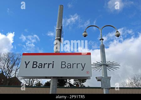 Blue skies at Barry railway station platform sign with CCTV, Broad Street, ( Y Barri), Vale of Glamorgan, South Wales, Cymru, UK Stock Photo