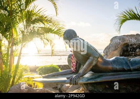 Surfer statue at Waikiki Beach in Honolulu, Oahu, Hawaii, USA, Polynesia, Oceania Stock Photo