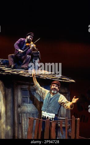 Topol (Tevye) in FIDDLER ON THE ROOF at the London Palladium, London W1  28/06/1994  music: Jerry Bock  lyrics: Sheldon Harrick  book: Joseph Stein  set design: Boris Aronson  costumes: Patricia Zipprodt  lighting: Nick Richings  choreography & direction: Sammy Dallas Bayes after Jerome Robbins Stock Photo