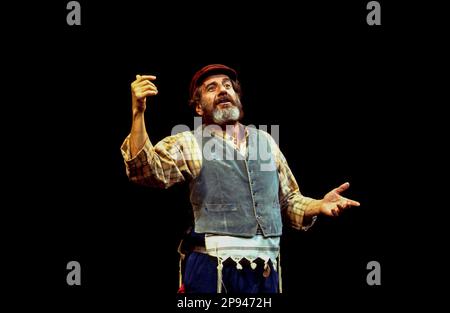 Topol (Tevye) in FIDDLER ON THE ROOF at the London Palladium, London W1  28/06/1994  music: Jerry Bock  lyrics: Sheldon Harrick  book: Joseph Stein  design: Boris Aronson  choreography & direction: Sammy Dallas Bayes  after Jerome Robbins Stock Photo