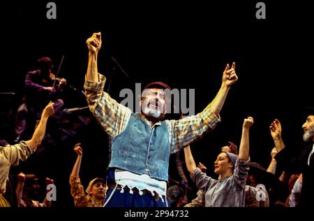 Topol (Tevye) in FIDDLER ON THE ROOF at the London Palladium, London W1  28/06/1994  music: Jerry Bock  lyrics: Sheldon Harrick  book: Joseph Stein  design: Boris Aronson  choreography & direction: Sammy Dallas Bayes  after Jerome Robbins Stock Photo