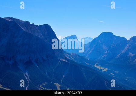 View from the summit of Daniel (2340m), highest peak of the Ammergau Alps, on the left the Schneefernerkopf, in the middle the Hohe Munde, behind it the Olperer, on the right the Hochwand, Lermoos, Zugspitzarena, Tirol, Austria Stock Photo