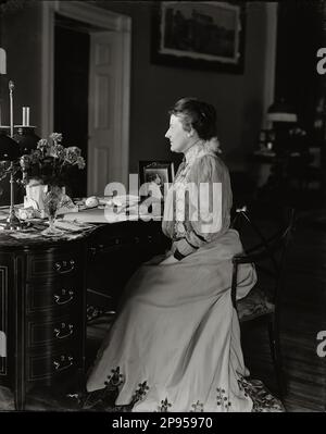 1905 c, USA  : Edith Kermit Carow Roosevelt ( 1861 – 1948 ), second wife of U.S.A. President Theodore Roosevelt ( 1858 - 1919 ), was First Lady of the United States from 1901 to 1909 . Photo by Levin Handy  . - Presidente della Repubblica - USA - ritratto - profilo - profile - scrittoio - scrivania - desk - UNITED STATES  - Belle Epoque ---- Archivio GBB Stock Photo