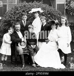 1903 , USA : The U.S.A. President Theodore ( Teddy ) ROOSEVELT  Jr., ( 1858 - 1919 ) with his family : From left to right: Quentin ( 1897 - 1918 ) , Theodore Sr., Theodore Jr. ( 1887 - 1944 ), Archie ( 1894 - 1979 ), Alice Roosevelt Longworth ( 1884 - 1980 ) , Kermit ( 1889 - 1943 ) , Edith Kermit Carow Roosevelt ( 1861 - 1948 ), and Ethel Roosevelt Derby ( 1891 - 1977 ).  - Presidente della Repubblica - USA - ritratto - FAMILY - FAMIGLIA   - occhiali - lens - glasses - pince-nez  - UNITED STATES - baffi - moustache  - garden - giardino ---- Archivio GBB Stock Photo