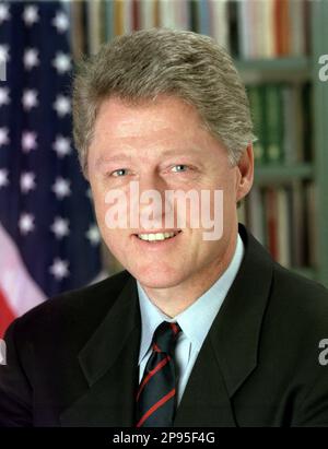 1993 : William Jefferson 'Bill' Clinton, GCL ( born William Jefferson Blythe III  on August 19, 1946 ) was the 42nd President of the United States, serving from 1993 to 2001. Official photo by White House Press Office . - Presidente della Repubblica - USA - ritratto - portrait - cravatta - tie - collar - colletto  - UNITED STATES  - STATI UNITI  - bandiera - flag - bandiere  - smile - sorriso ----  Archivio GBB Stock Photo