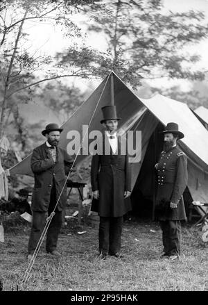 1862 , 3 october , USA  : The U.S.A. President ABRAHAM LINCOLN ( Big South Fork , KY, 1809 - Washington 1865 ) . Allan Pinkerton, President Abraham Lincoln, and Major General John A. McClernand. This photo was taken not long after the Civil War’s first battle on northern soil in Antietam, Maryland on October 3, 1862. In his role as head of Union Intelligence Services during the war, Pinkerton foiled an assassination attempt against Lincoln. His wartime work was critical in raising Pinkerton’s profile and helping to bolster the reputation of his Pinkerton National Detective Agency, which pionee Stock Photo