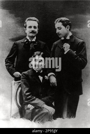 1901 ca, FRANCE :  The french writer MARCEL PROUST ( 1871 - 1922 ) with his lover LUCIEN DAUDET ( right ) and the writer ROBERT DE FLERS . - SCRITTORE - SCRITTRICE - LETTERATO - LITERATURE - LETTERATURA  - GAY - homosexual - omosessuale -  omosessualità - LGBT - - homosexuality  - tie  bow - papillon - cravatta - lovers - innamorati - amanti  ----  Archivio GBB Stock Photo