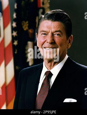 1981 , USA :  Ronald Wilson Reagan ( February 6, 1911 – June 5, 2004 ) was the 40th President of the United States ( 1981 – 1989 ) and the 33rd Governor of California (1967 – 1975). Official photo by White House Press Office . - Presidente della Repubblica - USA - ritratto - portrait - cravatta - tie - collar - colletto  - UNITED STATES  - STATI UNITI  - bandiera - flag - bandiere  ----  Archivio GBB Stock Photo