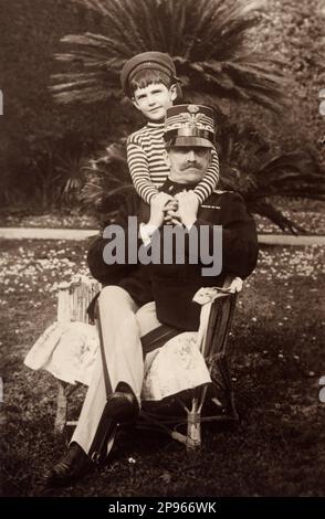 1910 ca,  ITALY : UMBERTO di SAVOIA prince of Piemonte ( 1904 - 1983 ) , later King of Italy UMBERTO II , when was a child with his father King of Italy VITTORIO EMANUELE III  . Photo by Bettini , Roma . - ITALIA  - CASA SAVOIA - REALI -  Nobiltà ITALIANA - SAVOY - NOBILITY - ROYALTY - HISTORY - FOTO STORICHE  - royalty - nobili -  Nobiltà - principe reale - BELGIO - portrait - ritratto  - bambino - bambini - children - padre papa' figlio - military uniform - divisa uniforme militare - hat - cappello - embrace - abbraccio - vestito alla marinara - sailor dress  ----  Archivio GBB Stock Photo