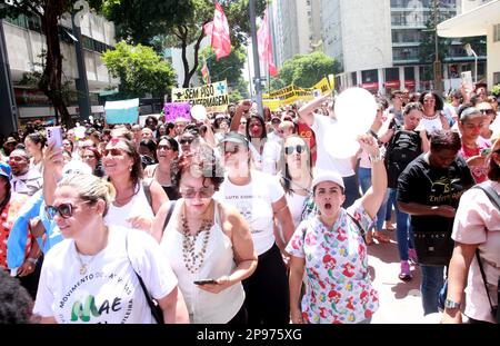 Rio de Janeiro, Rio de Janeiro, Brasil. 10th Mar, 2023. (INT) Manifestation of Nurses, technicians and nursing assistants in the State of Rio de Janeiro. March 10, 2023. Rio de Janeiro, Brazil: Protest in the streets of the city center of Rio de Janeiro, this Friday (10), to demand payment of the minimum wage for the category. According to the class union, 70% of public and private network professionals are on strike. (Credit Image: © Onofre Veras/TheNEWS2 via ZUMA Press Wire) EDITORIAL USAGE ONLY! Not for Commercial USAGE! Stock Photo