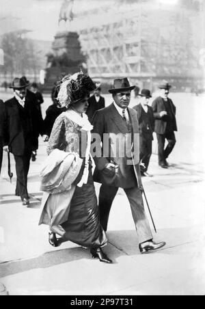 1908 ca , Milano , Italy : The italian Opera singer tenore  ENRICO CARUSO ( Napoli 1873 - 1921 ) . With his first wife  ADA GIACHETTI ( 1863 - 1946 ) in Piazza Duomo .  During his 11-year liaison with the ambitious married singer Ada Giachetti , who, after Caruso's death, adopted his surname as her own . Two sons died in infancy and two survived . Caruso's mistress resented the impositions of motherhood on her own operatic career, and she deserted both lover and sons for another attachment in 1908 . In 1918 Caruso married in USA the american Dorothy Benjamin (1893-1955), the daughter of a lite Stock Photo